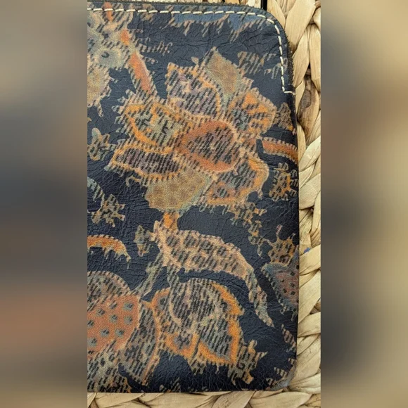 Patricia Nash Cassini wristlet clutch - Picture 3 of 16